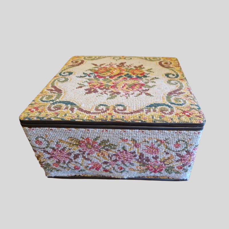Charming Vintage Sewing Box - 13 Fabulous Last Minute Christmas Gifts For Under £100